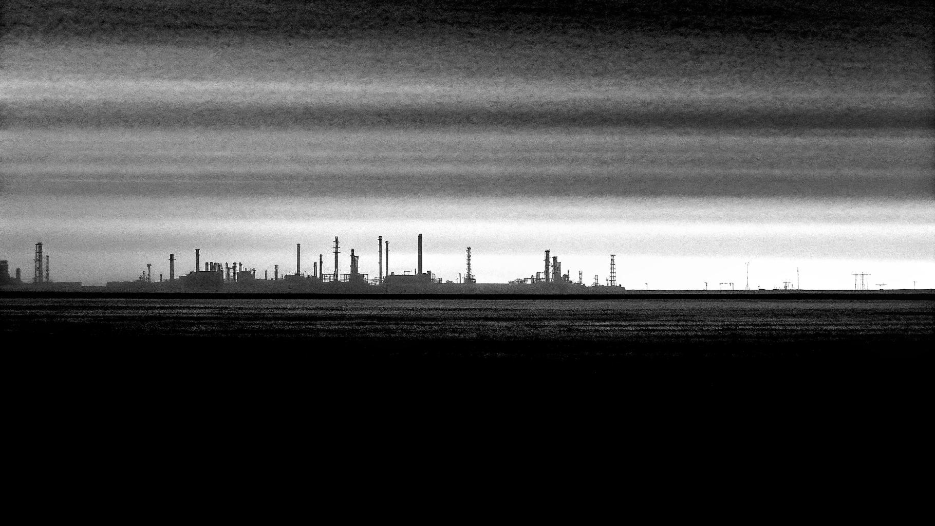 Paysage industriel symbolisant le déclin des raffineries pétrolières françaises