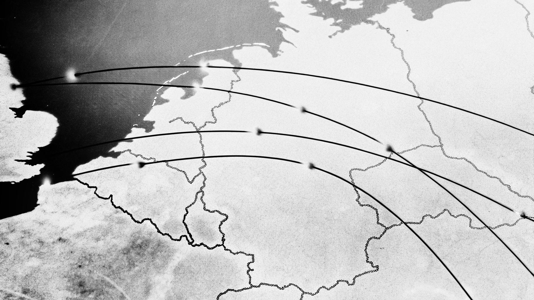 Illustration abstraite d’une capitale visée par des frappes nocturnes et d’une carte stylisée de l’Europe de l’Est