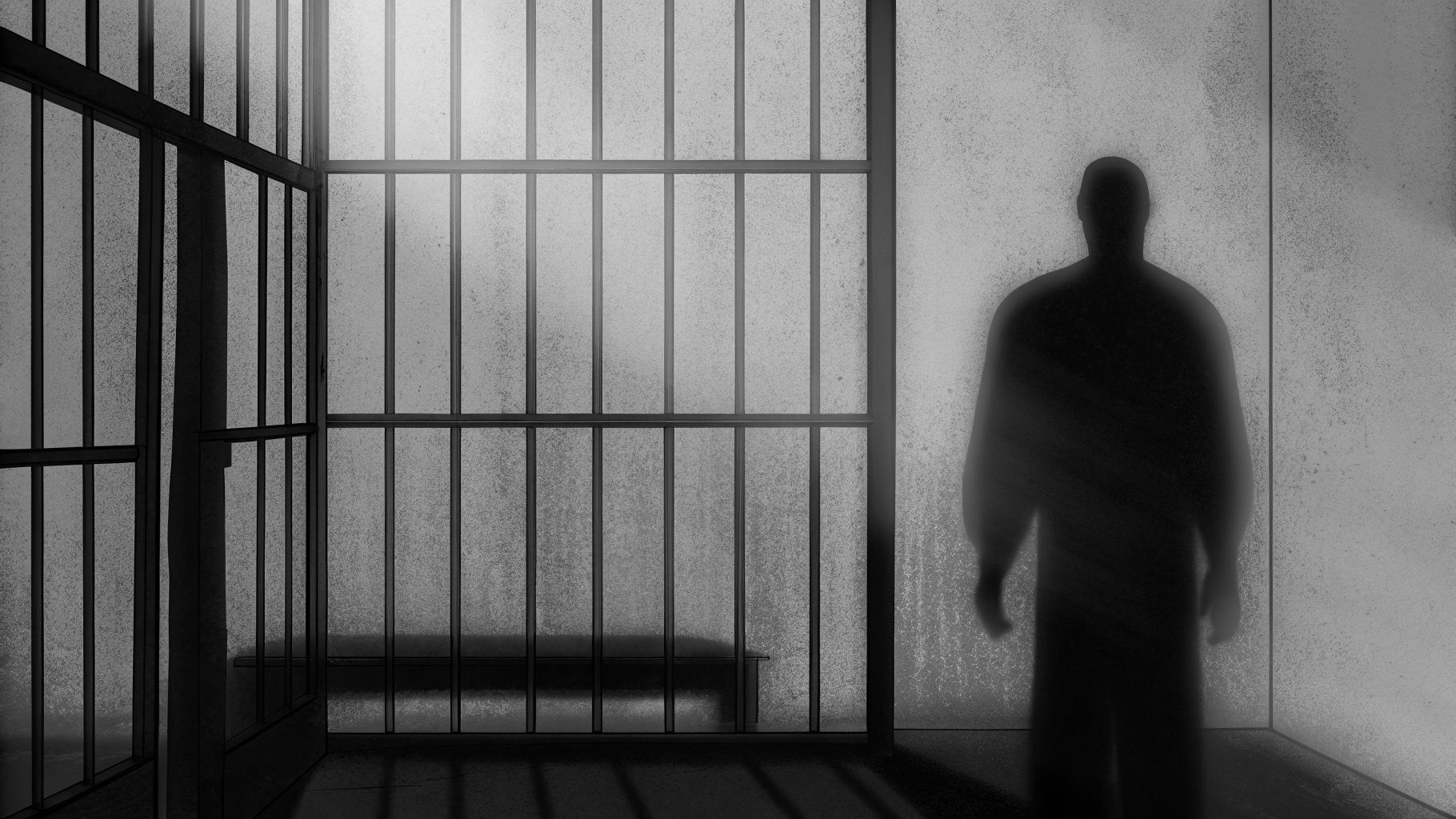 Représentation abstraite d'une silhouette floue d'un prisonnier dans un centre de détention sombre, avec une figure ombreuse en arrière-plan, palette de gris et bleus sombres, format paysage 3:2, sans texte, sans logo, sans visage reconnaissable, sty