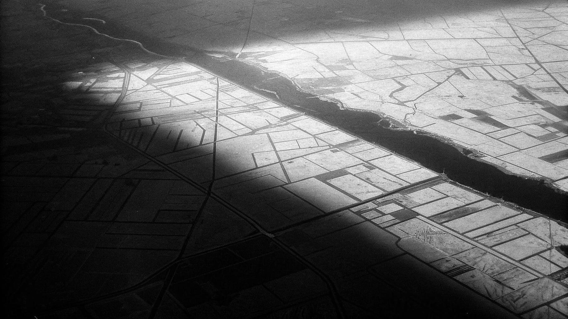 Illustration abstraite d’un territoire fragmenté symbolisant les tensions en Cisjordanie