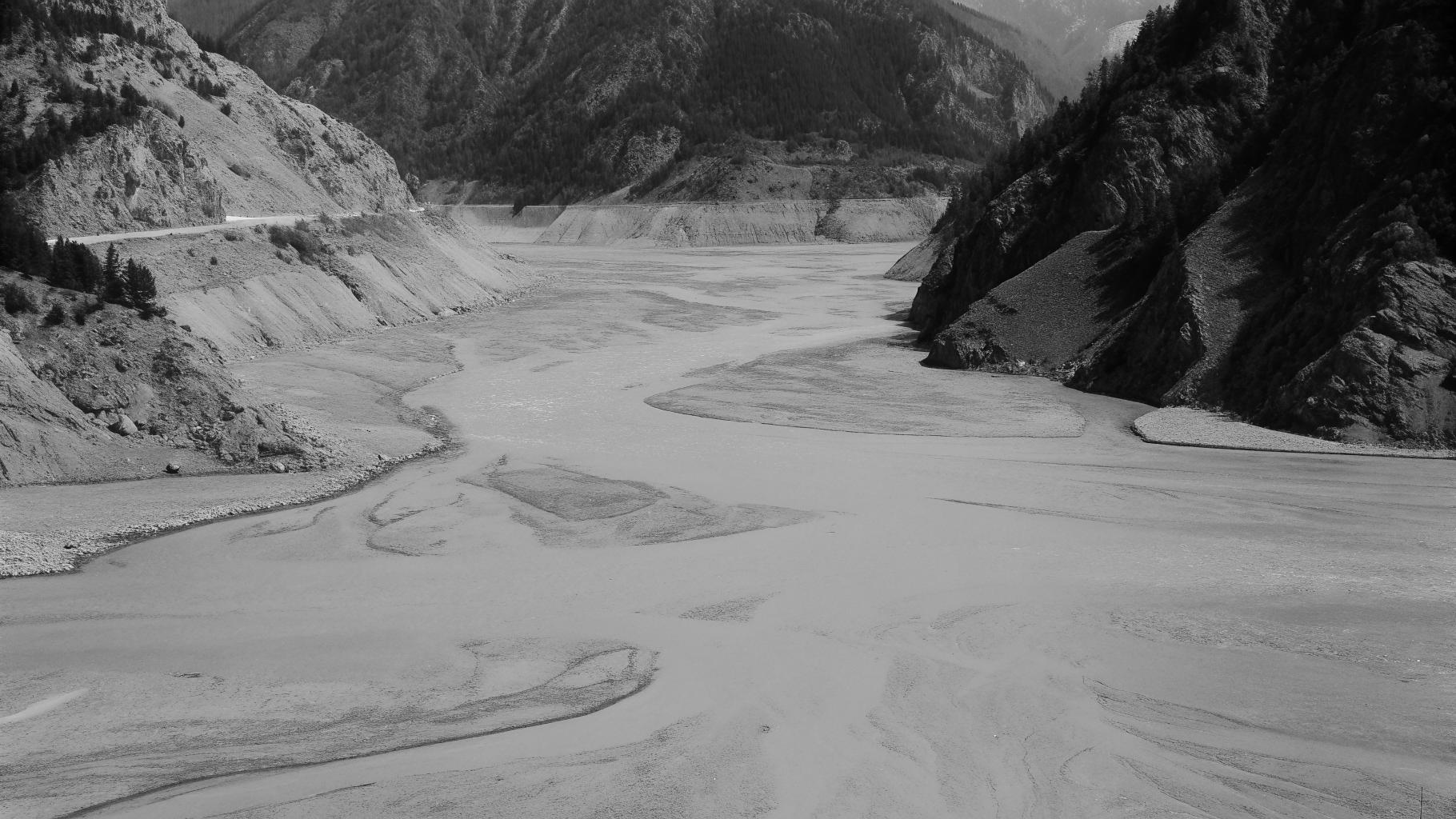 Illustration abstraite d’une vallée himalayenne touchée par des inondations et des glissements de terrain