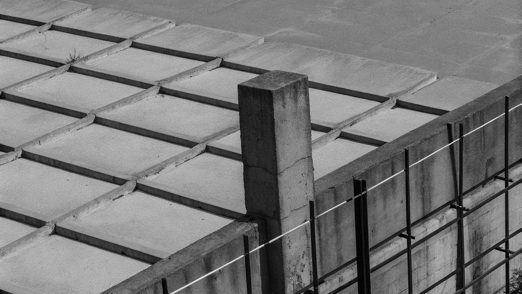 Composition abstraite symbolisant la fragmentation et la violence