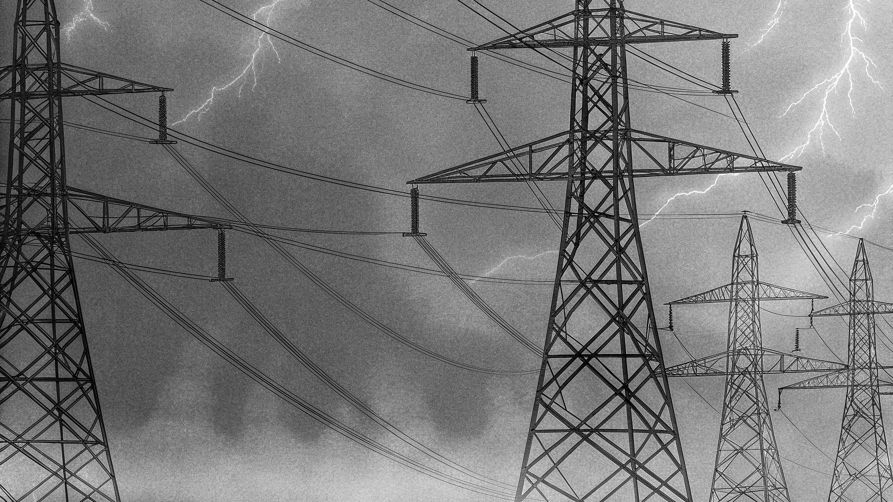 Illustration abstraite d'un réseau électrique sous attaque, avec des lignes lumineuses et des ombres sombres, sans texte, sans logo, sans visage, palette sobre, format paysage 3:2