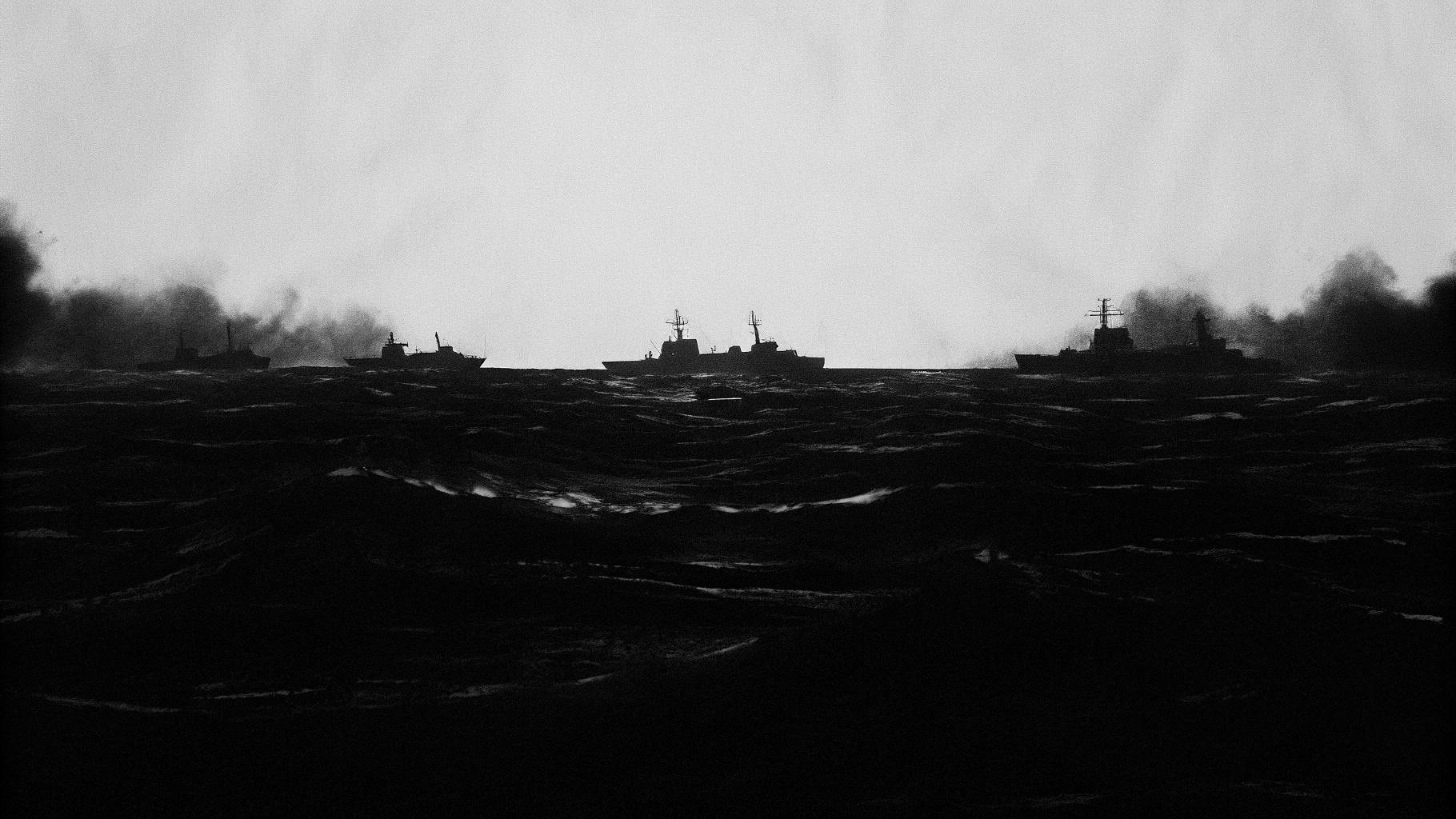 Illustration abstraite d'une mer tumultueuse nocturne avec des silhouettes de navires de guerre et des explosions lointaines, palette sobre bleu et gris