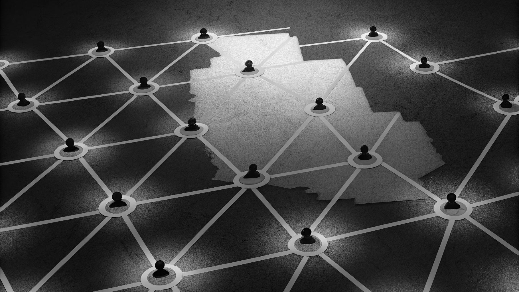 Illustration abstraite représentant un réseau de surveillance numérique avec des lignes lumineuses connectées à une silhouette de carte, dans des tons bleu foncé et gris, style presse sérieuse