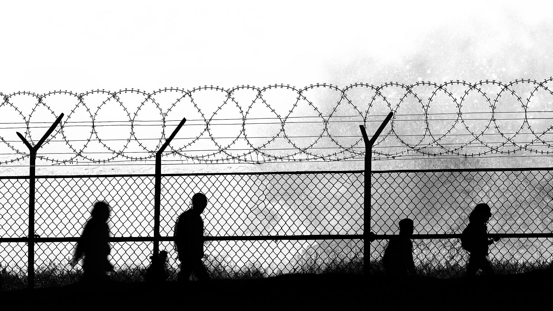 Illustration abstraite représentant une frontière floue avec des silhouettes de personnes en train de la traverser, dans des tons gris et bleus sobres, sans texte ni visage reconnaissable