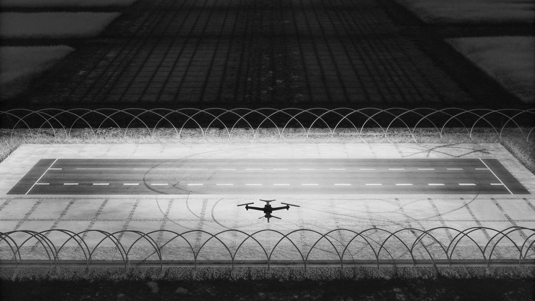 Illustration abstraite d’un aéroport européen de nuit avec une menace de drone